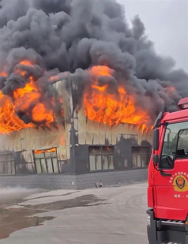 又一起火灾事故！11月22日早上，江西省赣州市茅店汶潭大桥附近，多栋建筑着火，