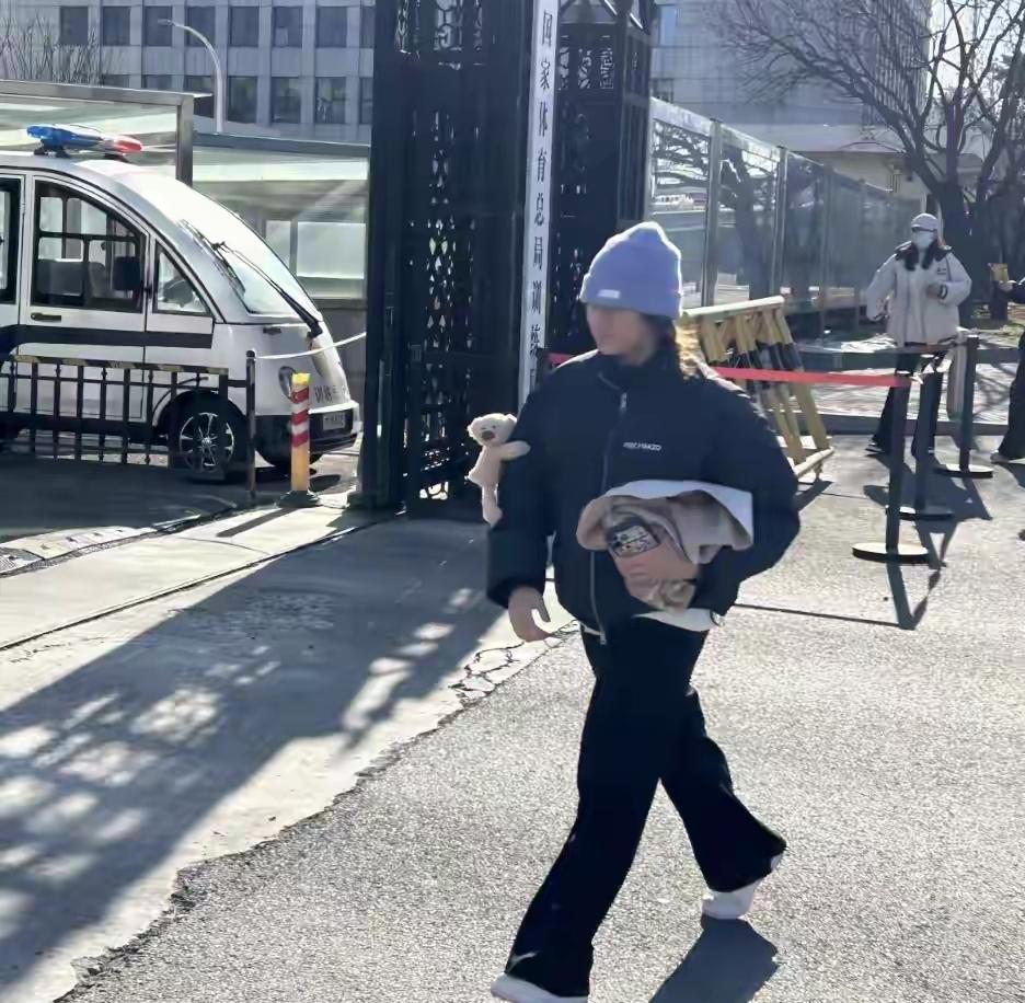 全红婵归队了，她的变化真大，身高快1米7了吧，还留了长发，气场强大！今天有