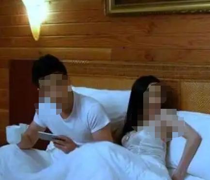 湖南岳阳，一男子跟女友预定了170元的大床房，二人当时就穿了轻薄的内衣，到凌晨的