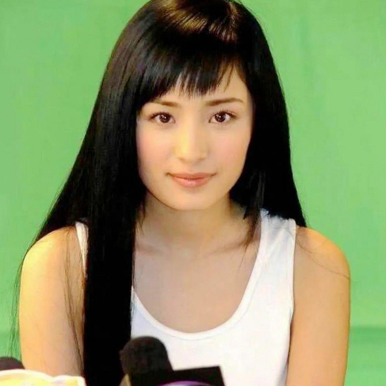 突然看到杨幂的老照片，我忍不住笑出声，不是嘲讽，是这变化实在太让人唏嘘了。