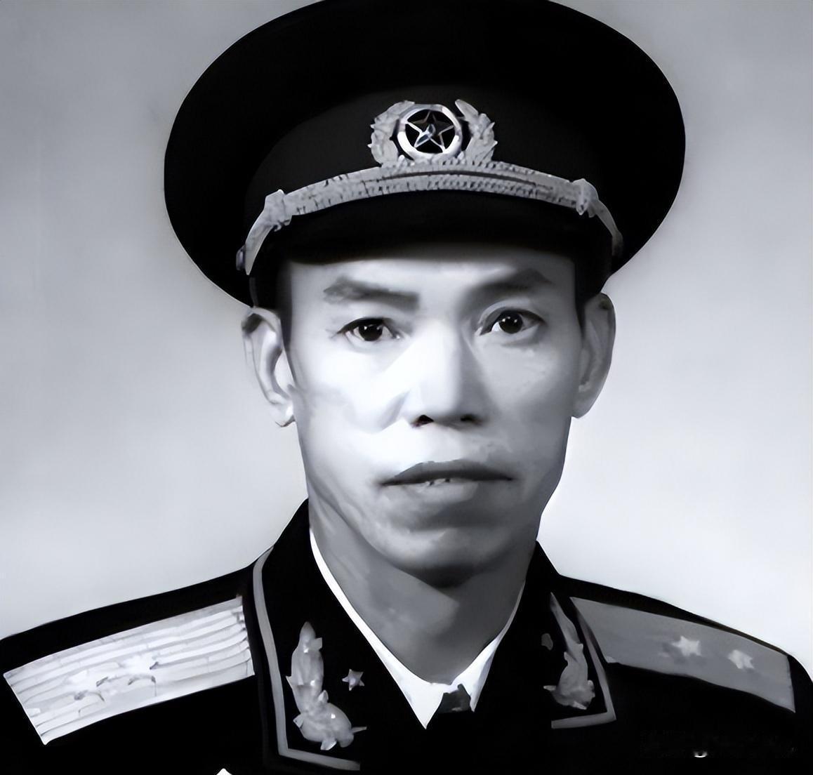 1967年，成都军区司令员梁兴初质问副政委：“邓华你也敢动分毫？”一声怒吼背