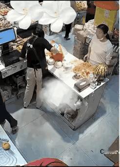 这小姐姐，有点过分了。为什么还要戴口罩呢？