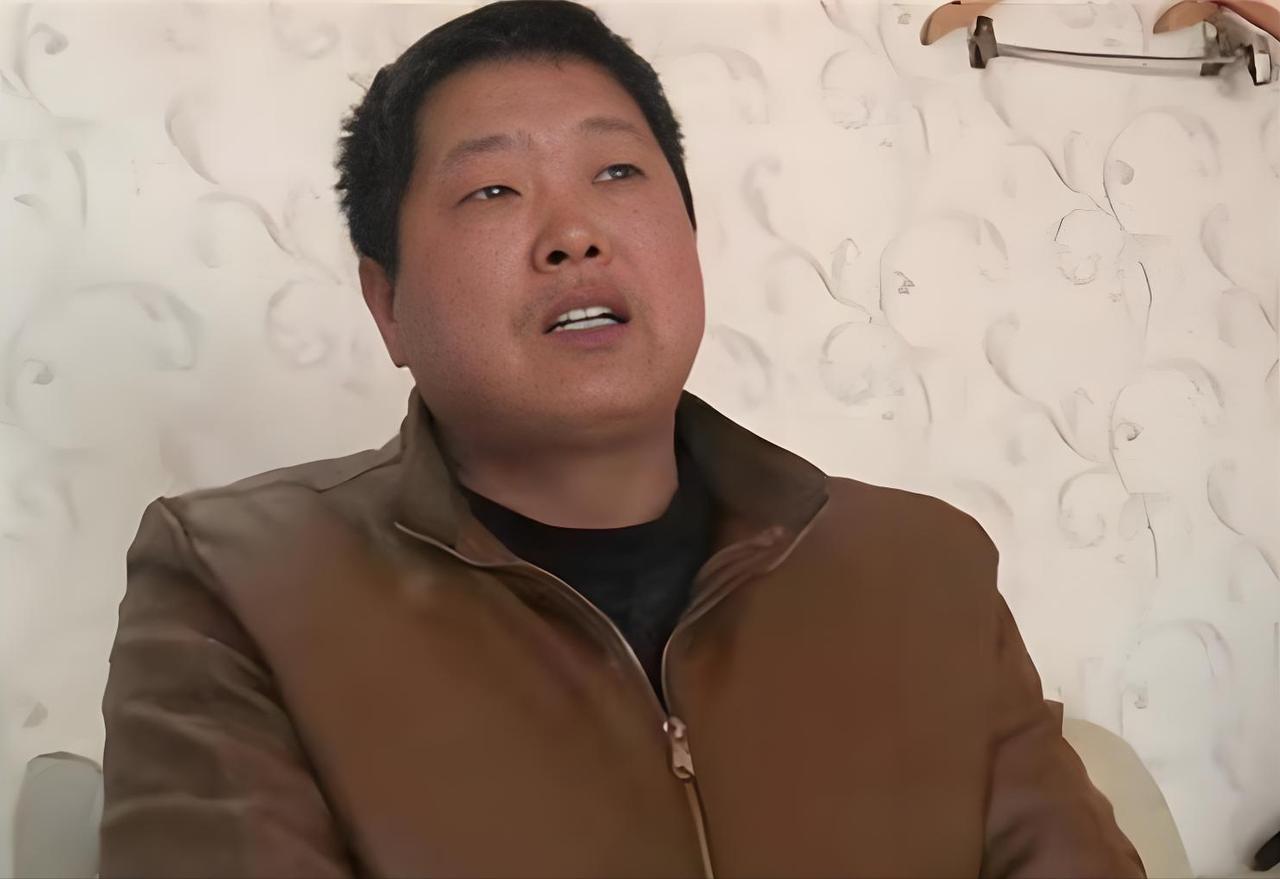 1995年，一位退伍老兵等不到安置，只好南下蹬了23年三轮车。47岁那年，他在镇