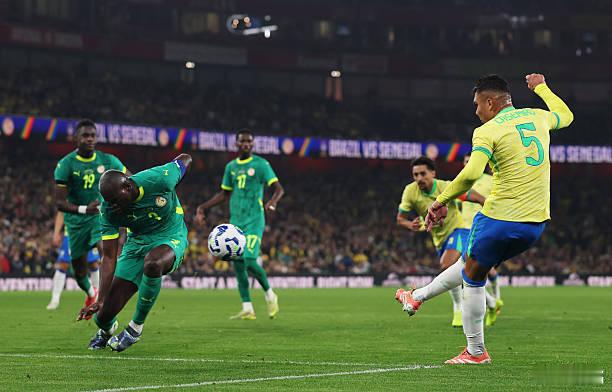 巴西队2-0领先了。巴西队右路的任意球，竟然都交给小将埃斯特万来主罚。第35分钟