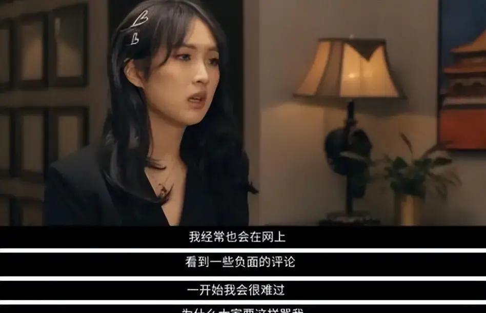 她亲手把那张最大的“王牌”撕了。不是演公主，是演《老舅》里开美容院的单身妈