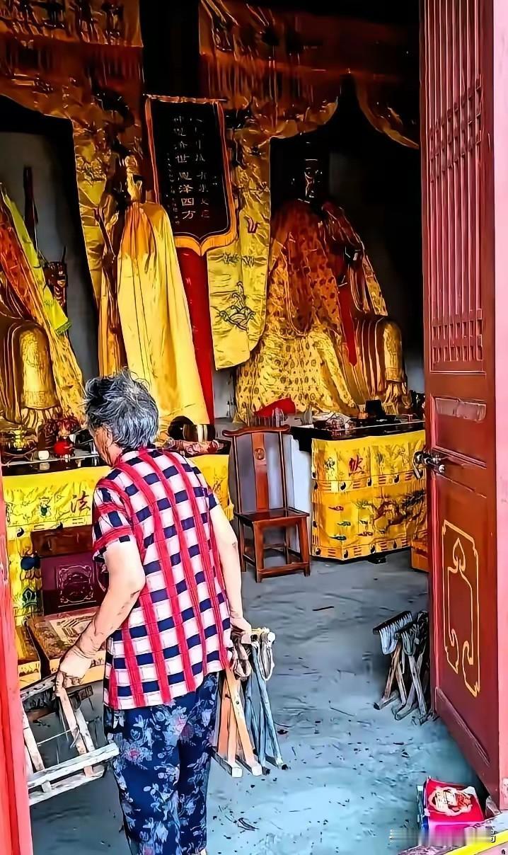 广西桂林68岁的老太太，拜了整整45年佛，家里的佛像擦得发亮，早晚三炷香从没断过