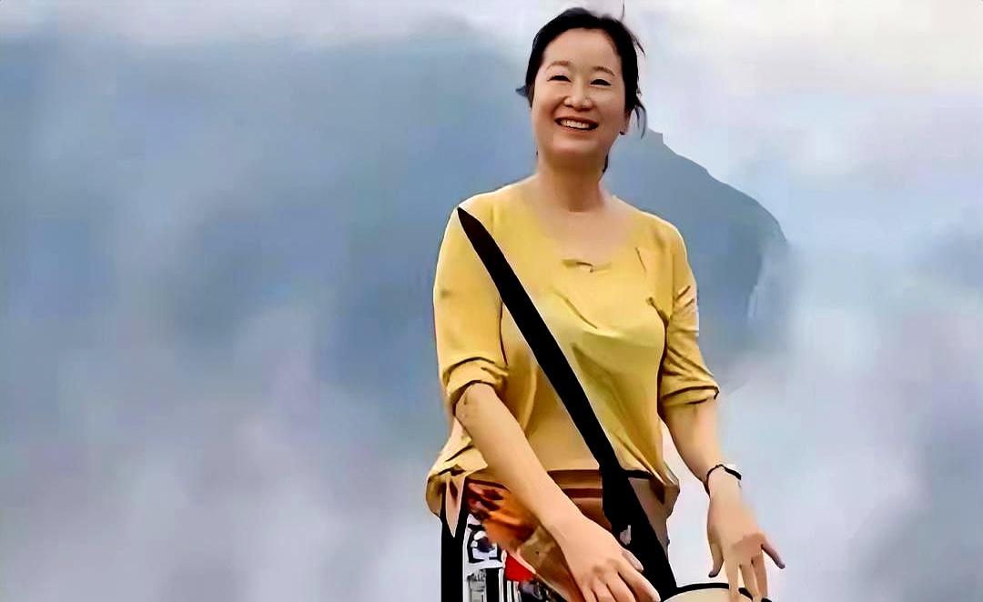 69岁的林青霞已经老了，没做医美，没有减肥，自然老去。她敢直接怼着高清