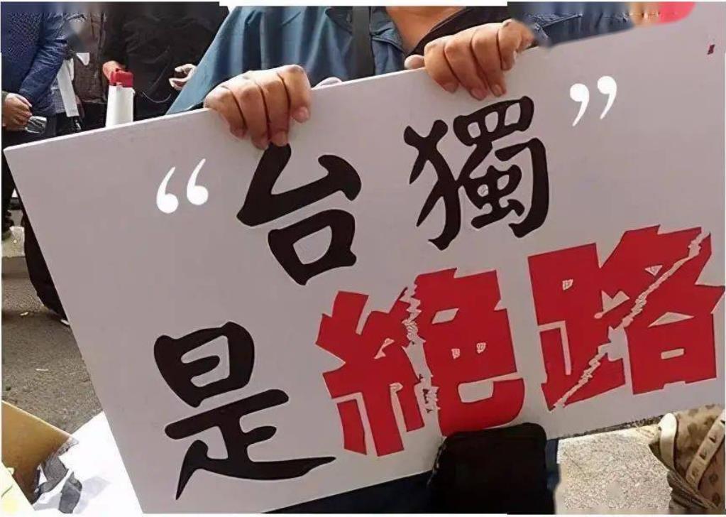 台湾中时新闻网今日发文写道：“近日，台湾的执政者屋漏偏逢连夜雨。刚刚经历了首轮