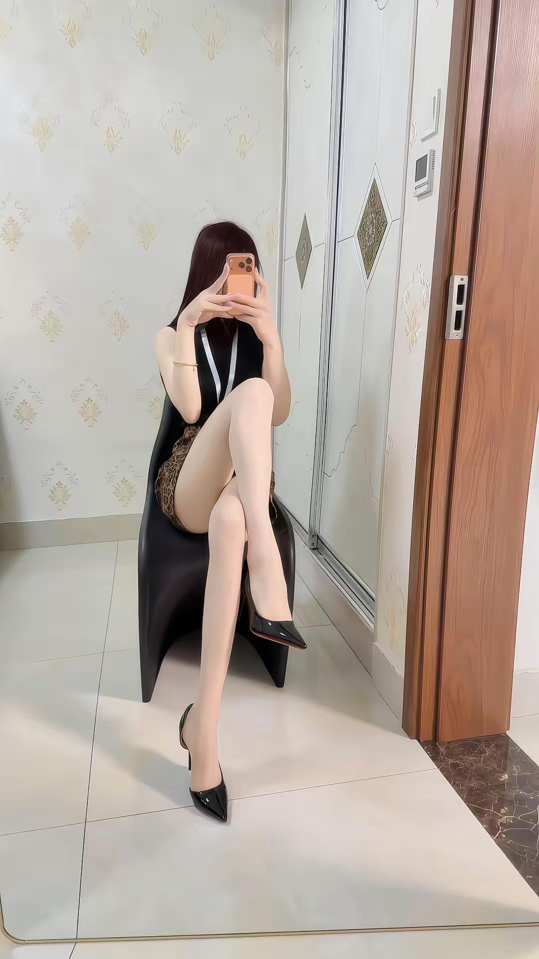 不刻意的成熟感御姐穿搭。复古豹纹小裙✨成熟知性的御姐感，又撩又大气。