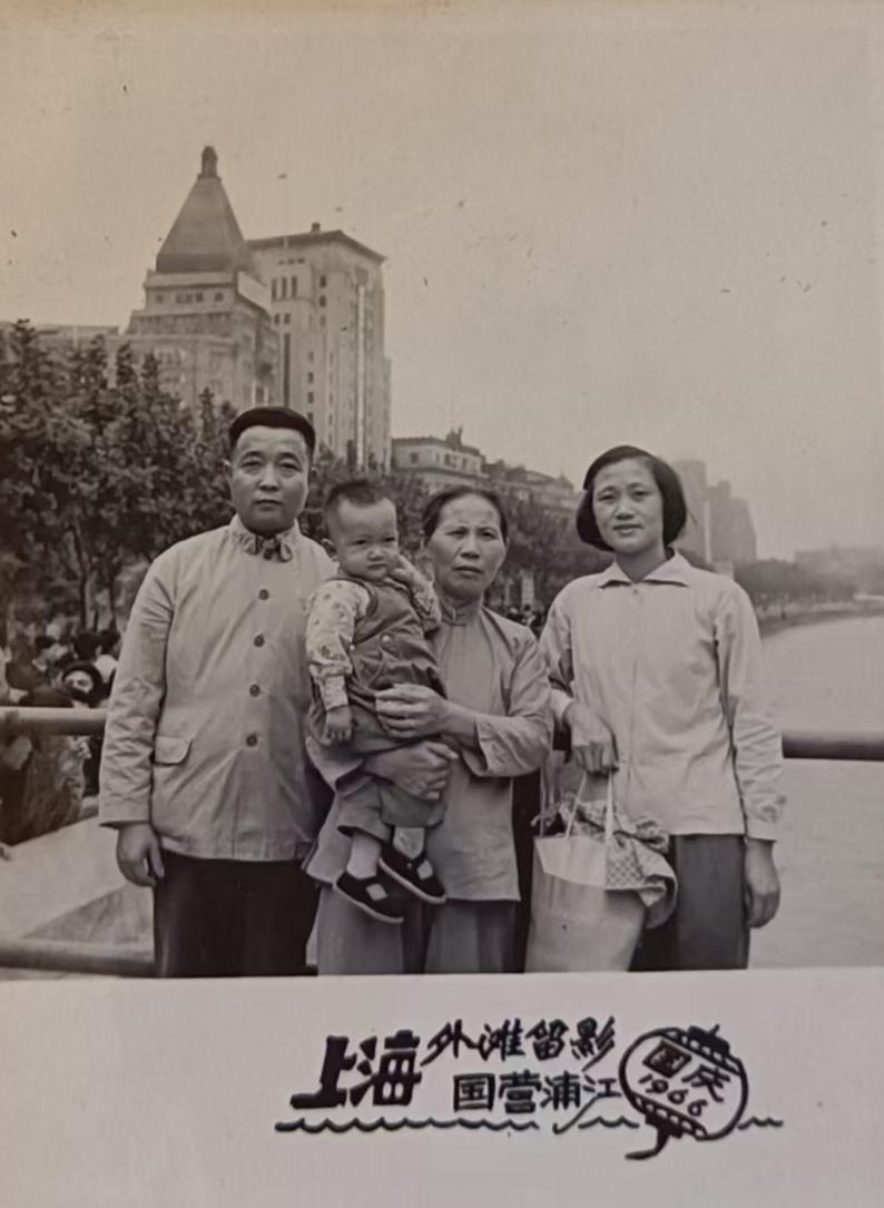 这张60年前上海外滩的老照片，感慨时光飞逝啊！1966年照片里那个小弟，如今也