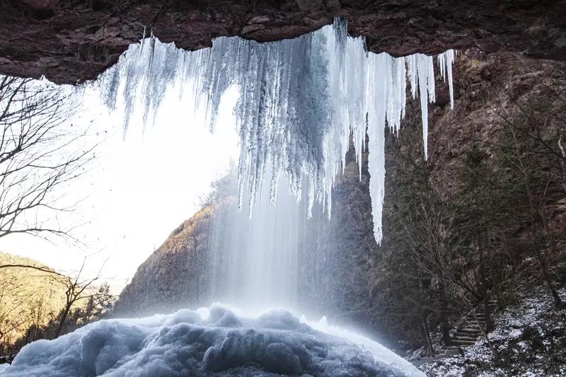 冬日生活打卡季高近百米的冰瀑奇观，现实版“冰雪奇缘”。