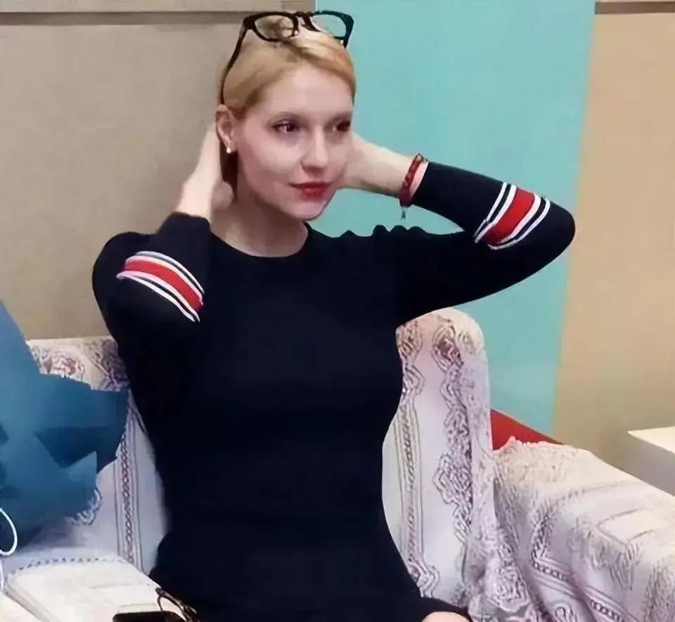 李白当年顶着爸妈反对，硬是嫁给撒贝宁，一断联就是八年。上周有人在北京公园撞见他