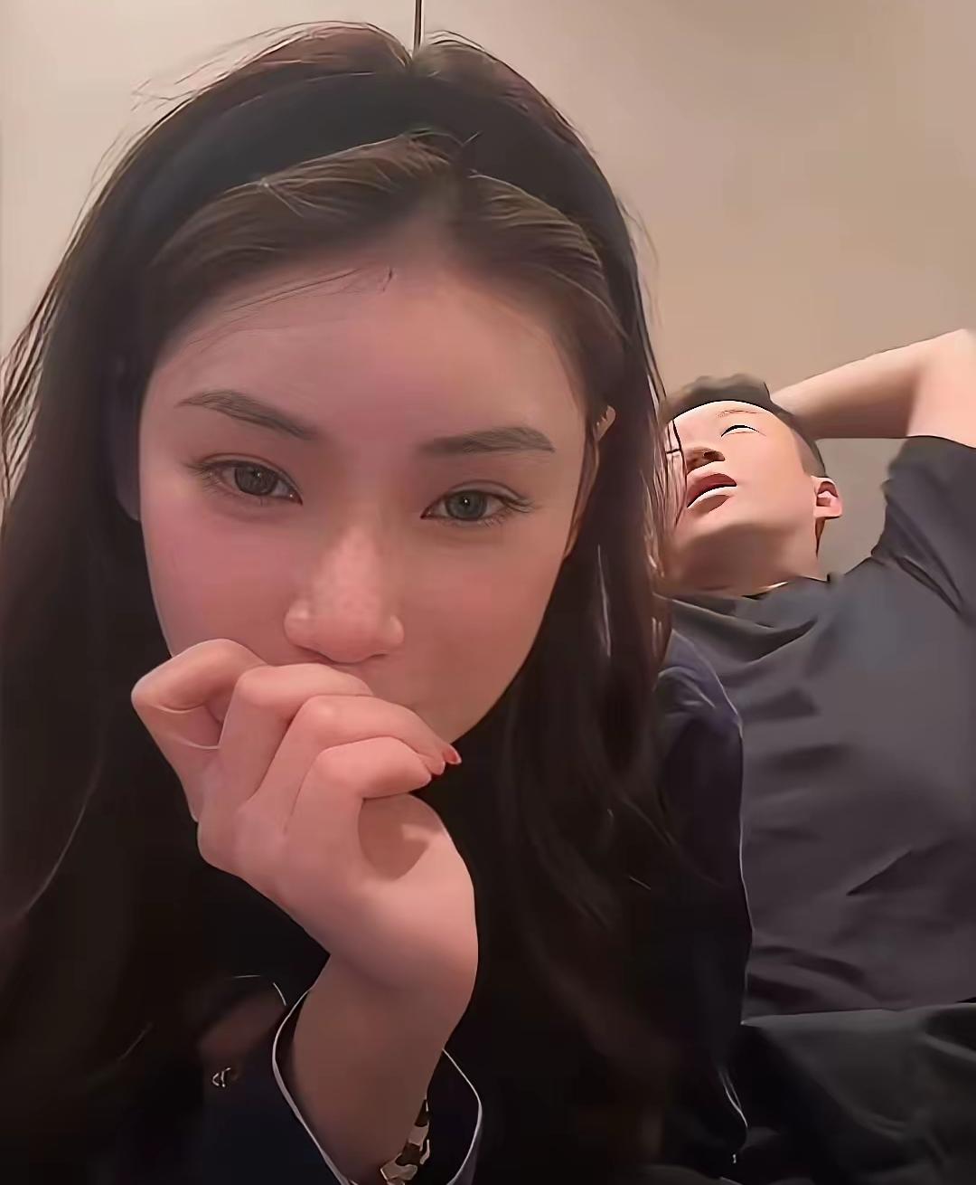 筱梅产后首露面，比没生小孩之前还要漂亮，感觉像个刚毕业清纯大学生。筱梅与老公