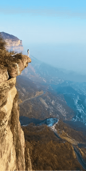 “会当凌绝顶一览众山小。”姑娘的胆子真大，站在“鹰嘴”角上，摇摆着不同的姿势
