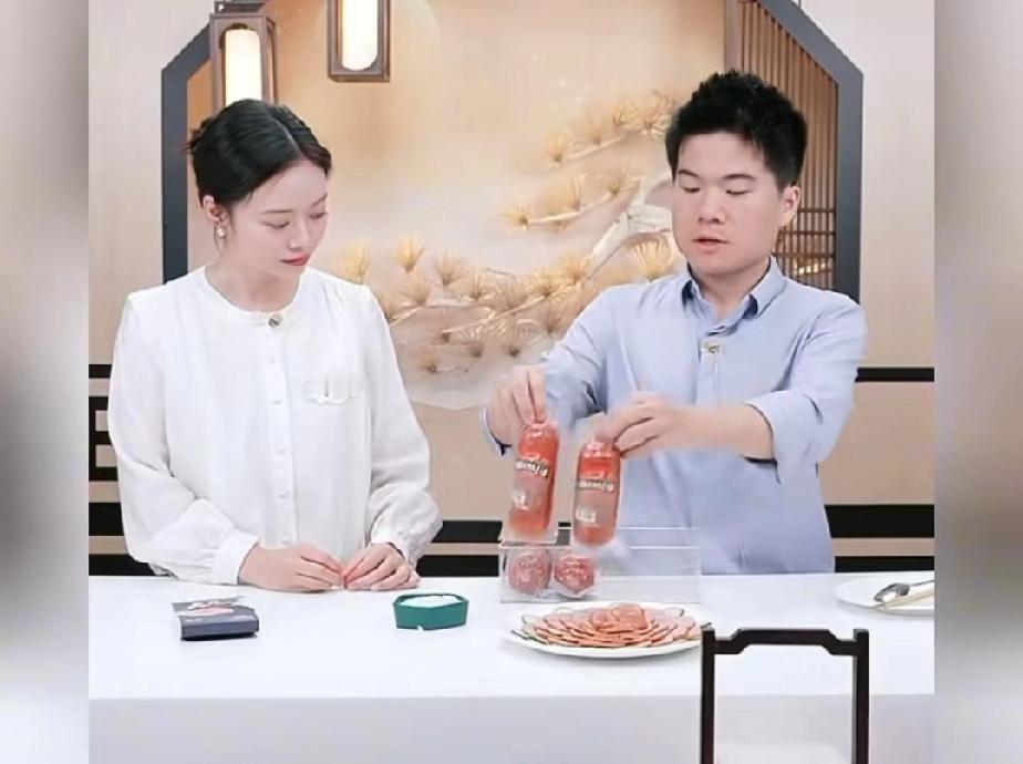 有没有发现董宇辉和小贝很配，他们两个有时候神态动作都很同频。两个人身高也差不