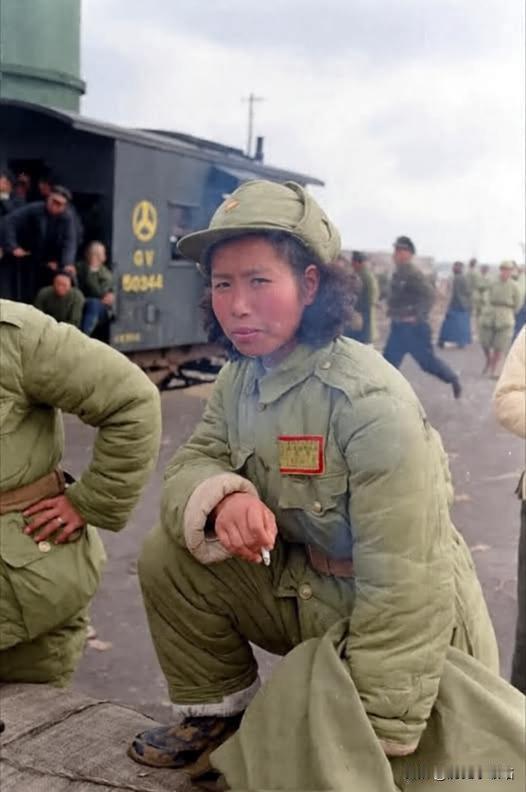 照片是1948年淮海战役（国军称徐蚌会战）期间，安徽蚌埠火车站等待南撤的国军女兵