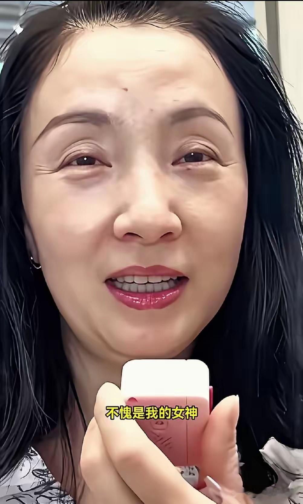 陶虹，想不到啊，才54岁就衰老成这样，我说她60岁不为过吧，整张脸中眼纹最明显，