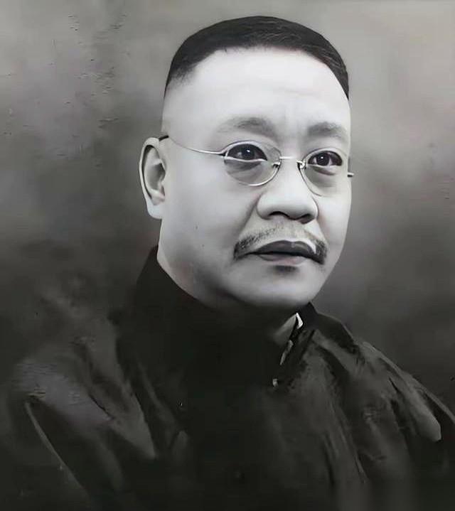 “谁敢拦，就从我身上踩过去！”一个权倾一方的大人物，就这么直挺挺地躺在自己母亲