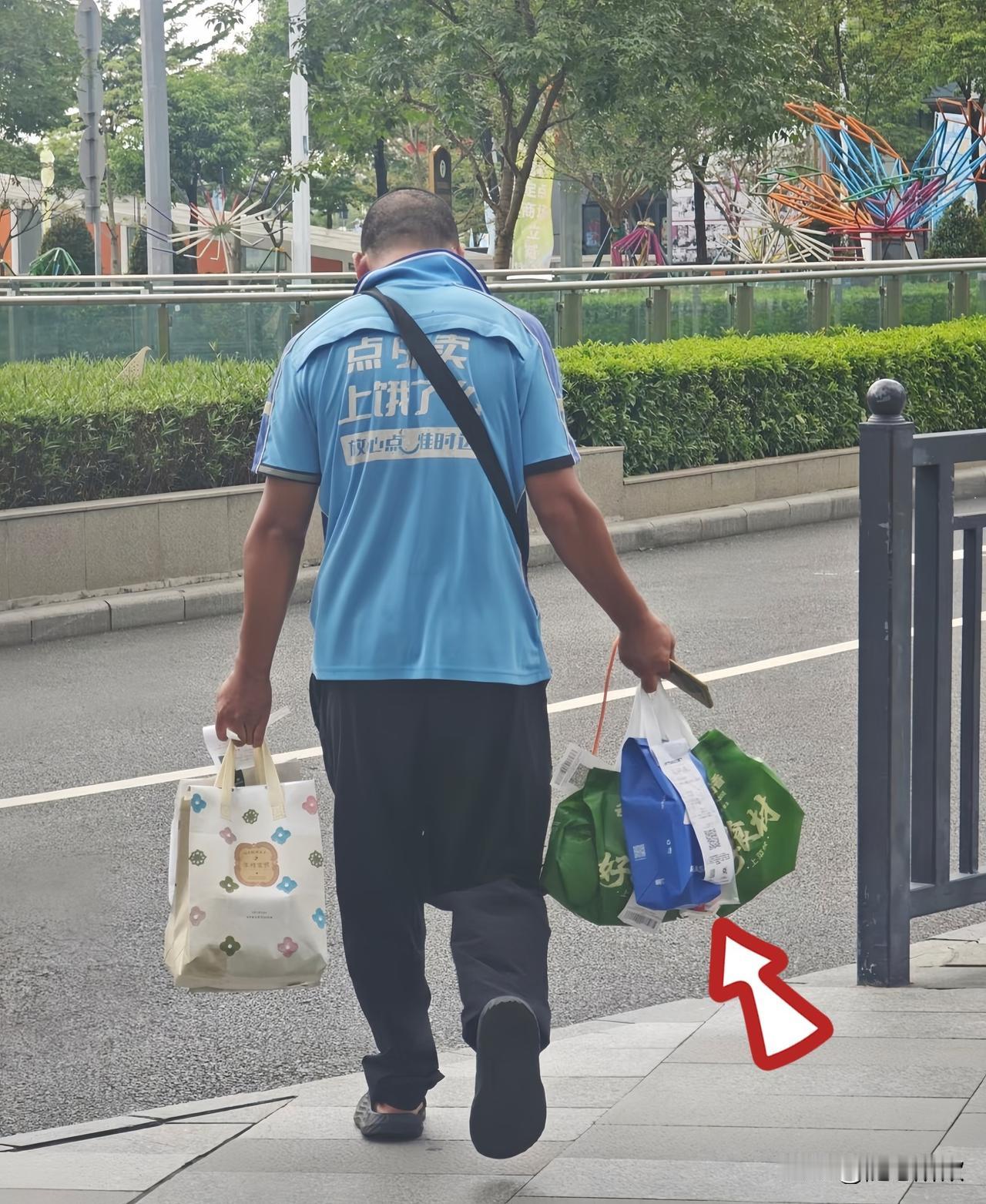 跑外卖的老张让我懂了！这品格，比聪明和有钱更珍贵。前阵子总点同一家外卖，
