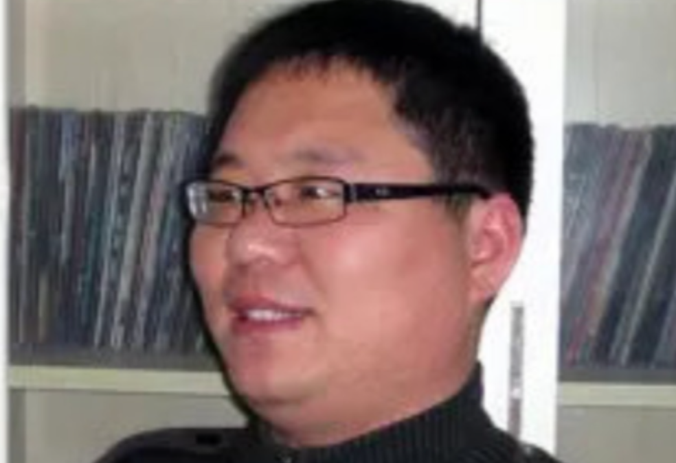 2011年，大学生<em>崔松旺</em>突然不洗澡、不刷牙，浑身又脏又臭，连续四天，他装成精神不