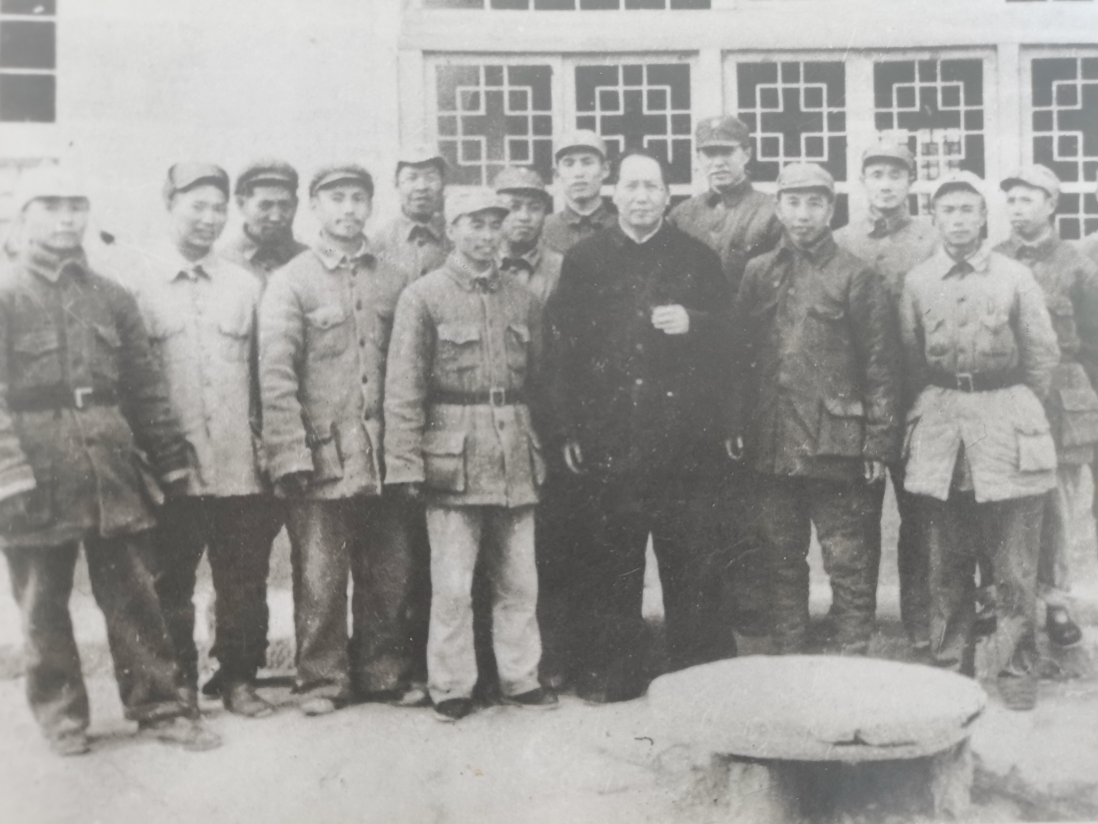1946年，王震率领部队参加了伟大的中原突围，历经重重磨难，胜利返回了延安，受到