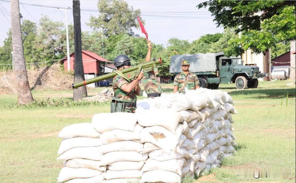 柬埔寨军队调动了中国制造的TH-5711“智能猎手”野战防空导弹系统显然在前线取