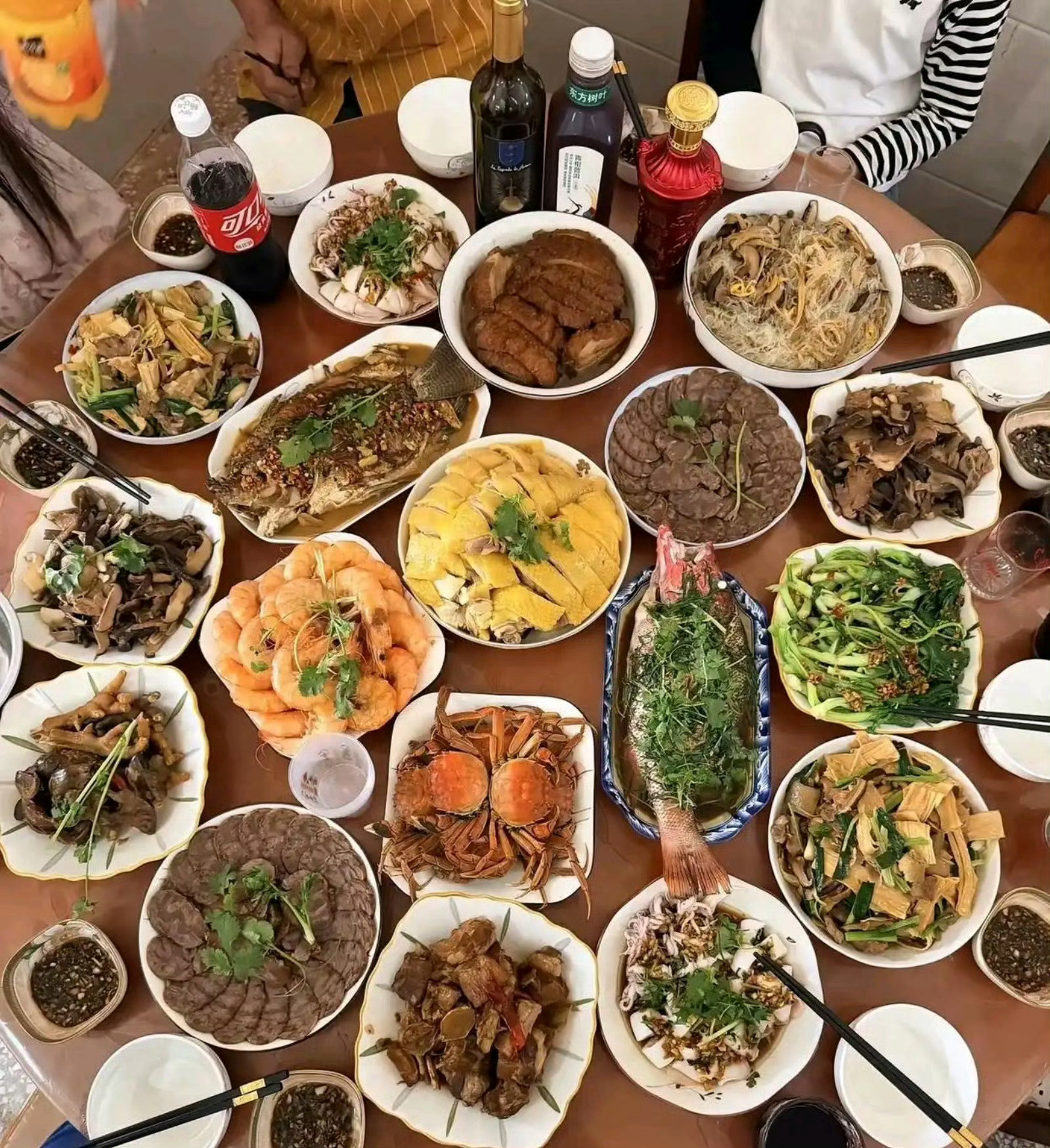 这两户人家同时请你吃饭，你会选择去哪家？