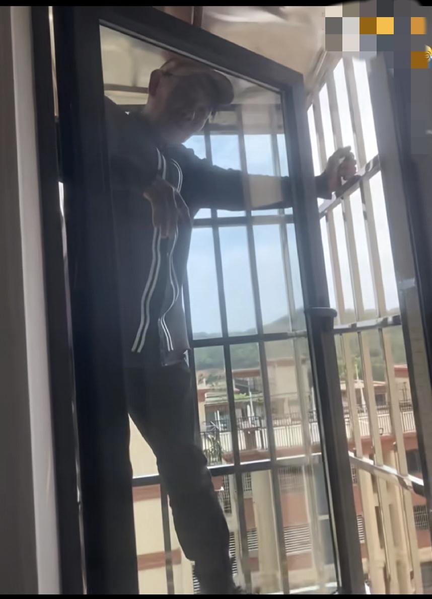 安装窗户步骤搞错了，按完窗户，人回不来了，师傅的技术已经炉火纯青了，就这么干就行