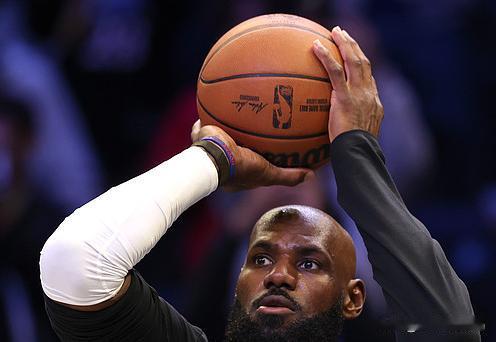 NBA情报局10月17日讯别盯着恩比德27分的华丽数据自欺欺人，詹姆斯，才是