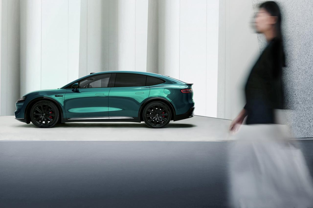 智界这波安全实力，被车主用复购投票了近日智界S7高速遭两台大卡车夹击的事故，在