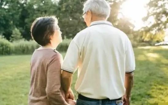 上海，一男子离婚后将10岁女儿养大，岂料，女儿大学毕业后，扭头跑去北方和母亲生活