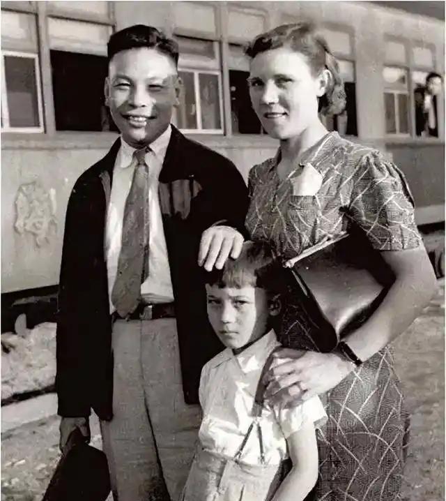 1939年，蒋经国的妻子蒋方良正在屋内行走。突然，她脱光了自己的衣服，从楼上跑到