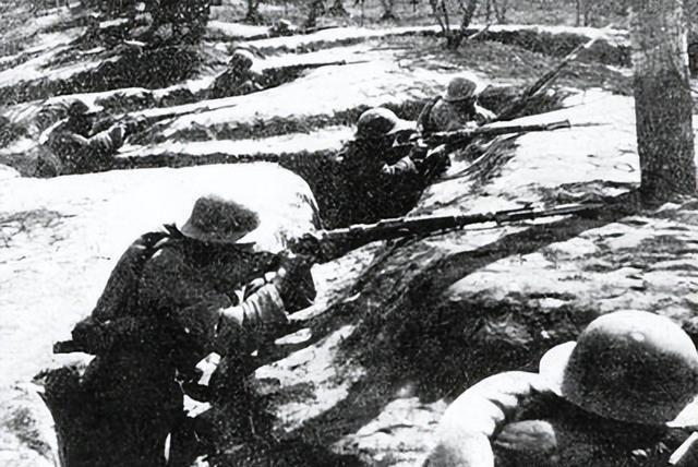 1938年3月31日，关麟征率52军连番血战后，将日军濑谷支队包围在台儿庄附近。