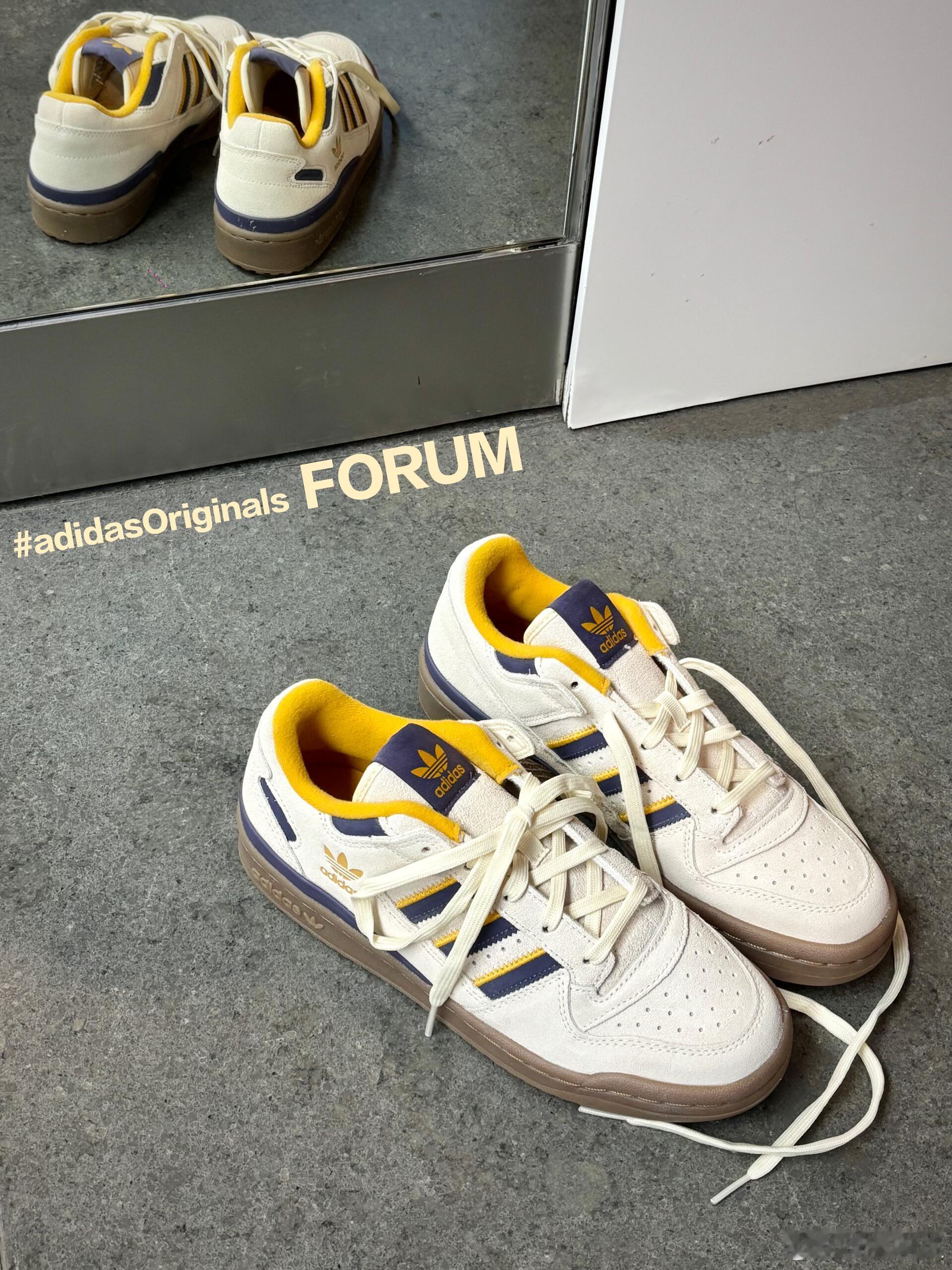 这是阿迪达斯Originals系列的FORUM运动鞋，以其复古篮球鞋的经典轮廓而