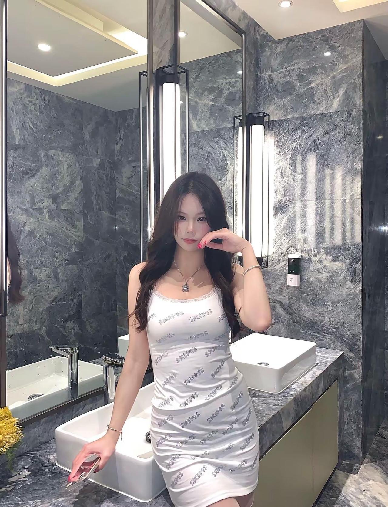 她穿着miniskirt好像宁艺卓站在这