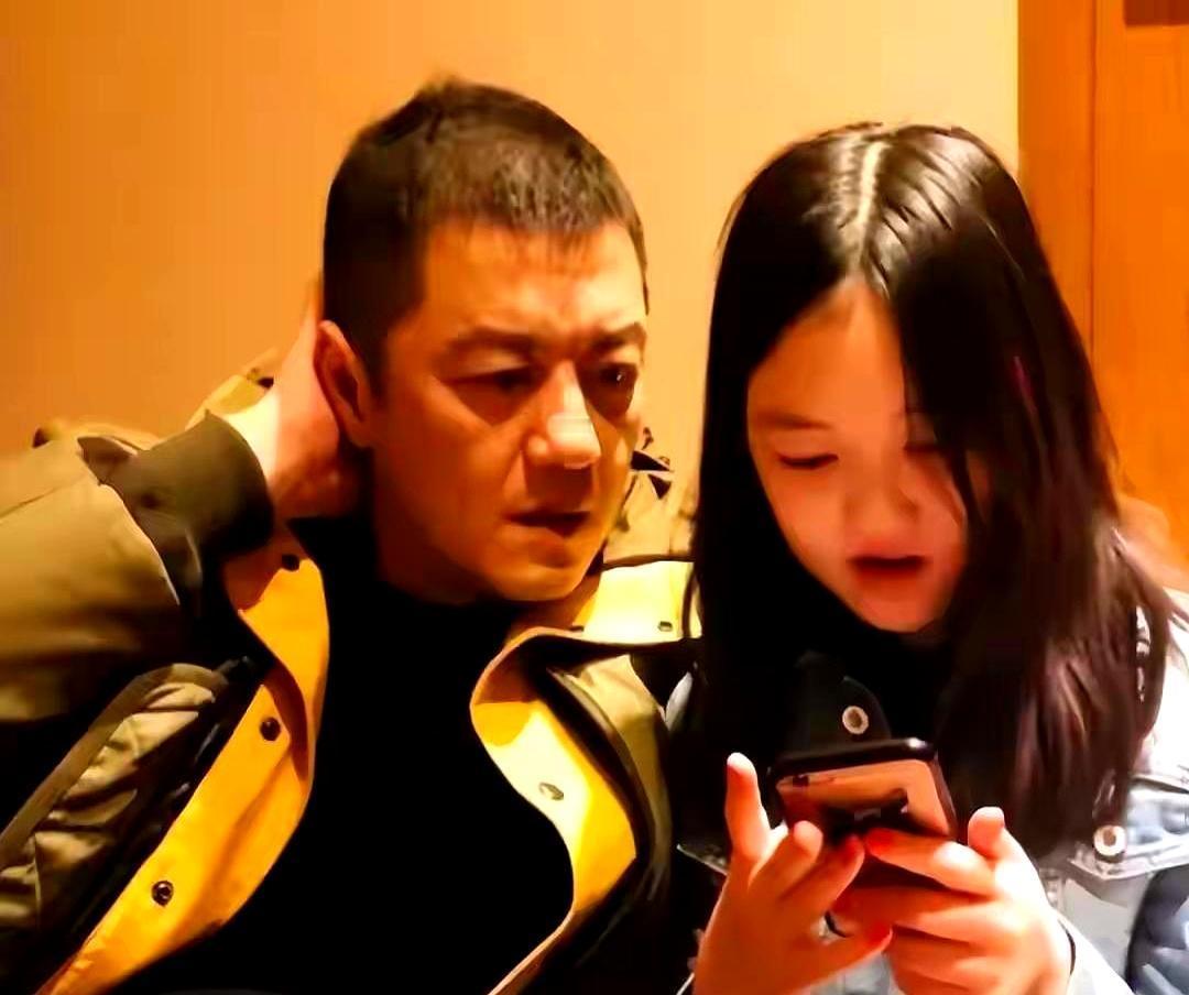 欠债4.6亿，老婆也走了，李亚鹏给相差16岁的俩女儿，就剩下一个名字的念想。