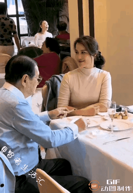 本该属于老男人的微笑全都给了旁人，她那游移不定的眼神把不安分表现得淋漓尽致，全程