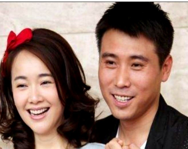 在巴黎老佛爷逛街，去柜台结账的是李乃文妻子杨婷。李乃文站在一旁低头看手机，两人都没躲镜头。他俩是中戏