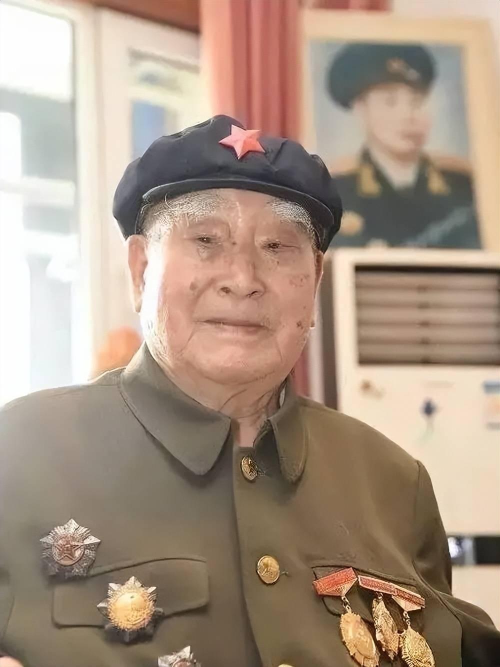 🌞1943年，两名伪军打扫战场时，发现一个八路军还活着，正要上前补刀，这个