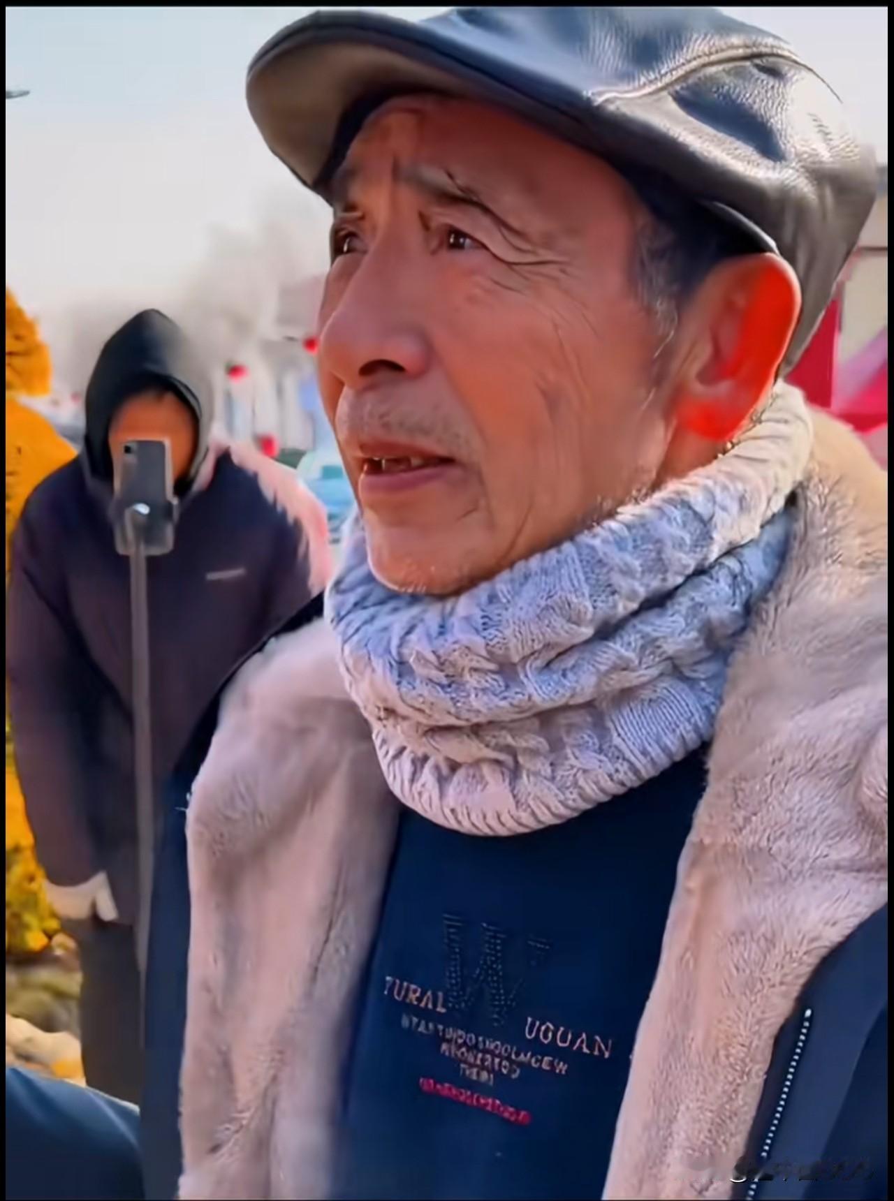 听说大强子小时候经常被一个人打，连他的母亲也只能默默的抹眼泪而不敢替儿子出头，后