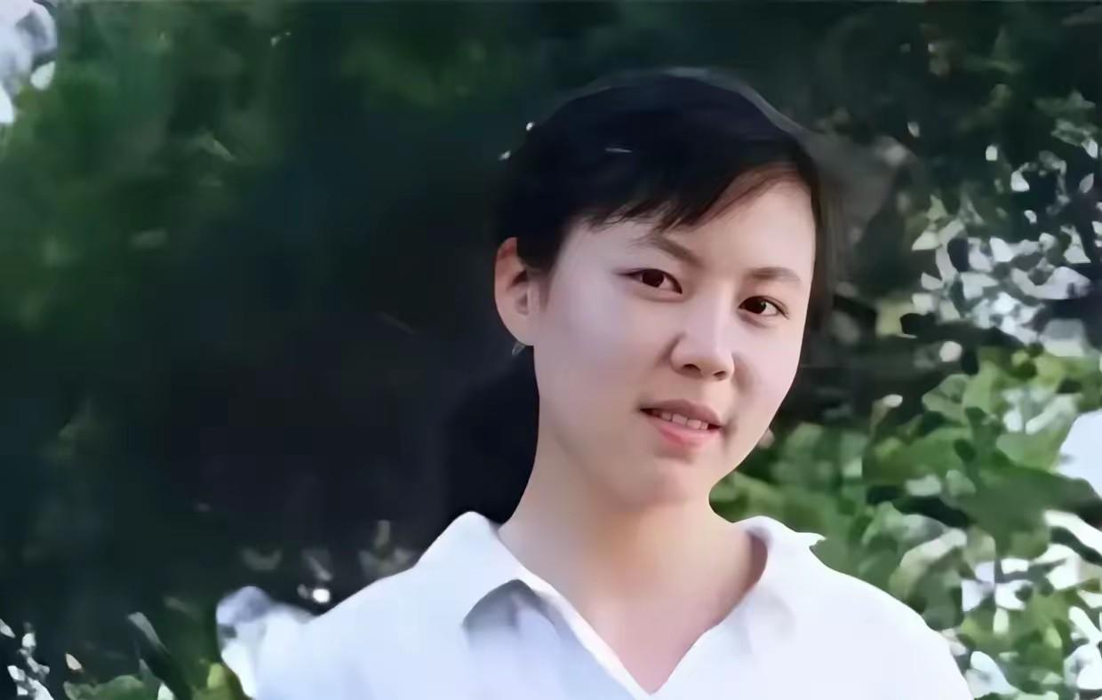 1994年，朱令突发怪病，从脱发到昏迷，次次误诊。协和专家高度怀疑铊中毒，但医院