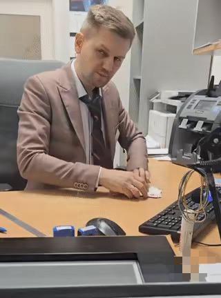 中国男子在俄罗斯圣彼得堡一家银行用人民币兑换卢布。银行小哥拿到人民币后检查的