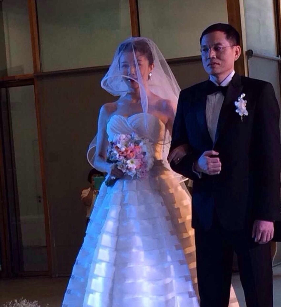 已婚女明星突然活跃要么准备复出，要么就是离婚了，只是没想到孙菲菲两样都占了。