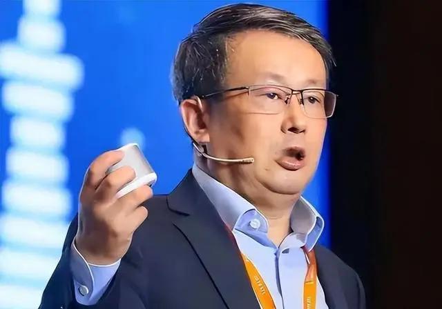 这下真的让人看不懂了！明明自己能干的事，偏偏要交给台积电来干，还是在自己地盘上帮