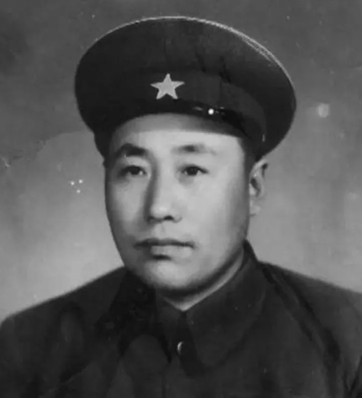 1944年12月，因为叛徒出卖，原抗联三路军特派员于天放被关押到日寇监狱。一天夜