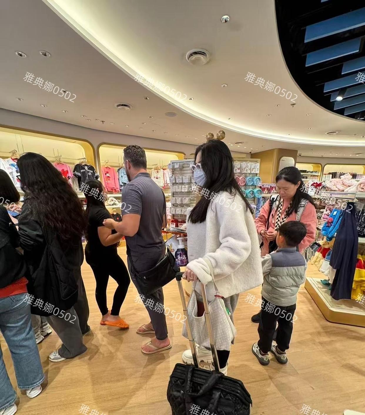 你觉得中年人的压力主要来自哪里张柏芝穿着白色毛绒大衣和灰色裙子，墨镜口罩遮面，一