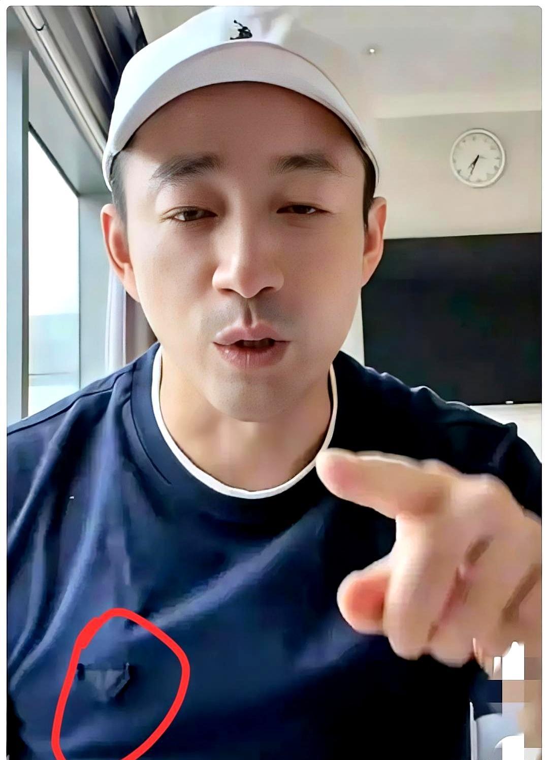 他摔了手机骂亲妈丢人，转头却花着她直播赚的每一分钱。张兰在镜头前扮丑玩梗，