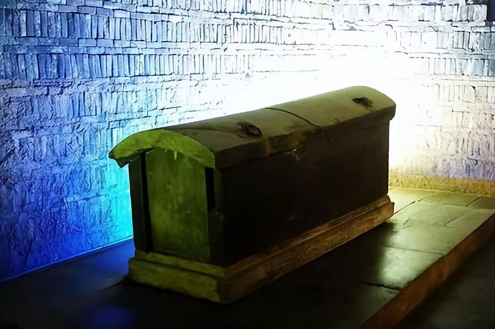 1945年，王绍义终于用炸药炸开了康熙帝景陵的地宫，当尘埃散去，六口棺椁如同沉睡