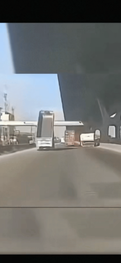 泰国的天桥就这样被撞塌了！18号上午9点多，在北榄府，一个行驶的自卸卡车车斗上