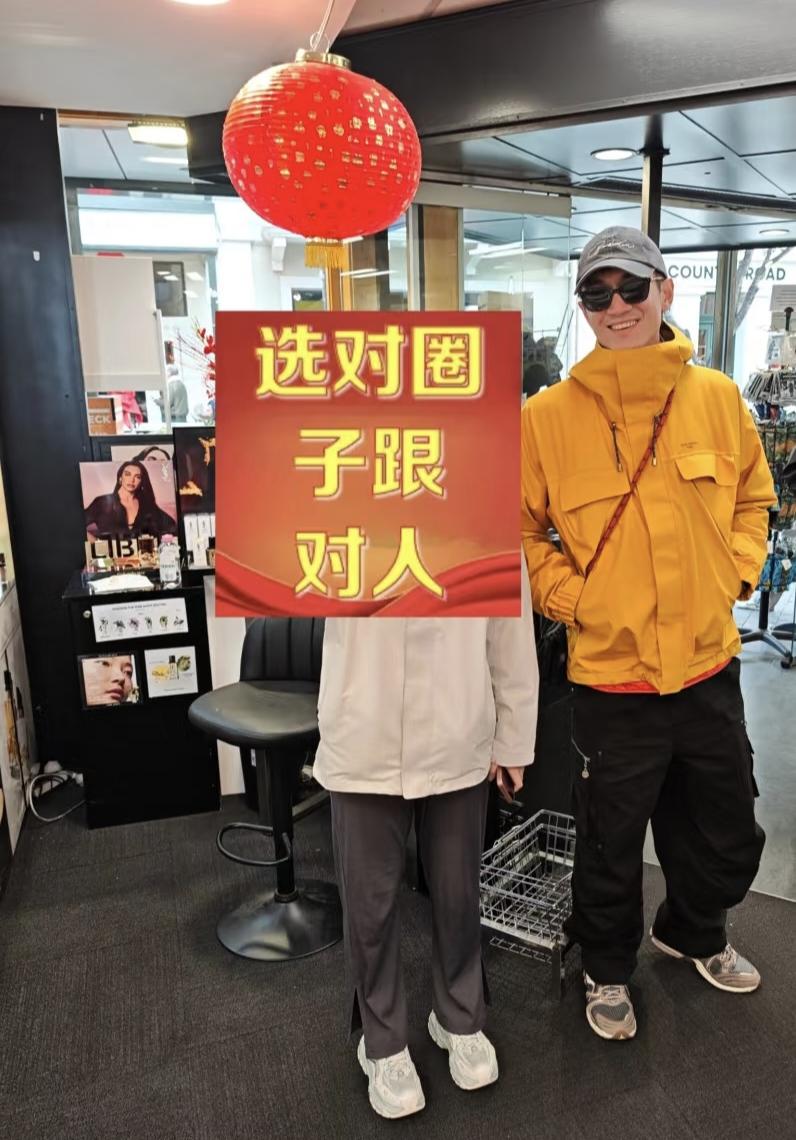 38岁林更新在新西兰皇后镇旅游逛街被偶遇，他真人看起来好帅，身材很高挑，个子超过